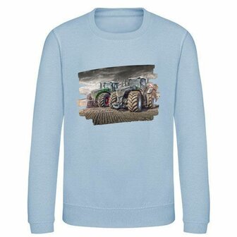 Lichtblauwe kindersweater tractor groen met rode wielen