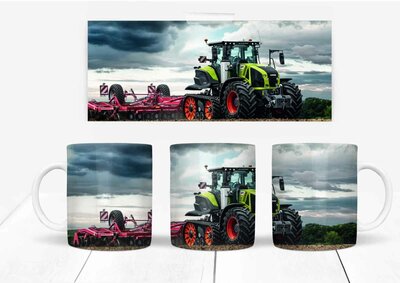 Mok met Claas trekker